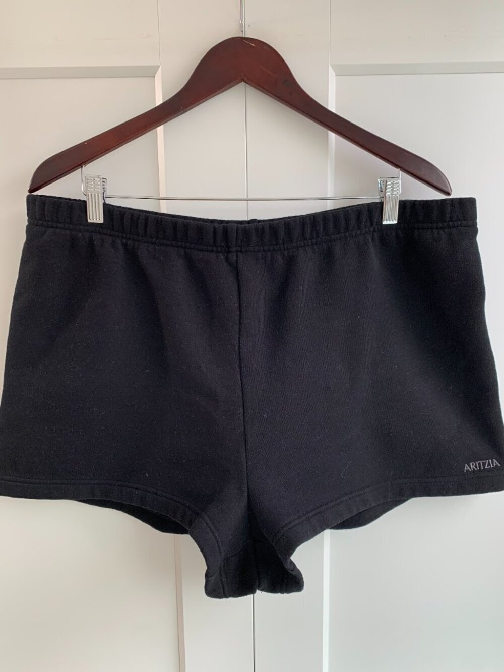 Aritizia COZY Sweatfleece perfect fit High Rise Mini Short in Black size S
